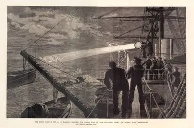 1877-1878 Osmanlı-Rus Savaşı (93 Harbi) Sırasında Marmara Denizinde Bulunan İngiliz Donanmasına Bağlı "HMS Agincourt" İsimli Savaş Gemisinin Güvertesinden Gemi Fener Işıkları İle Torpido Kayıklarının Aranması