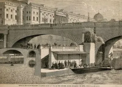 Thames Nehrinin Üstündeki Waterloo Köprüsünün Altındaki Rıhtımın Yapısı